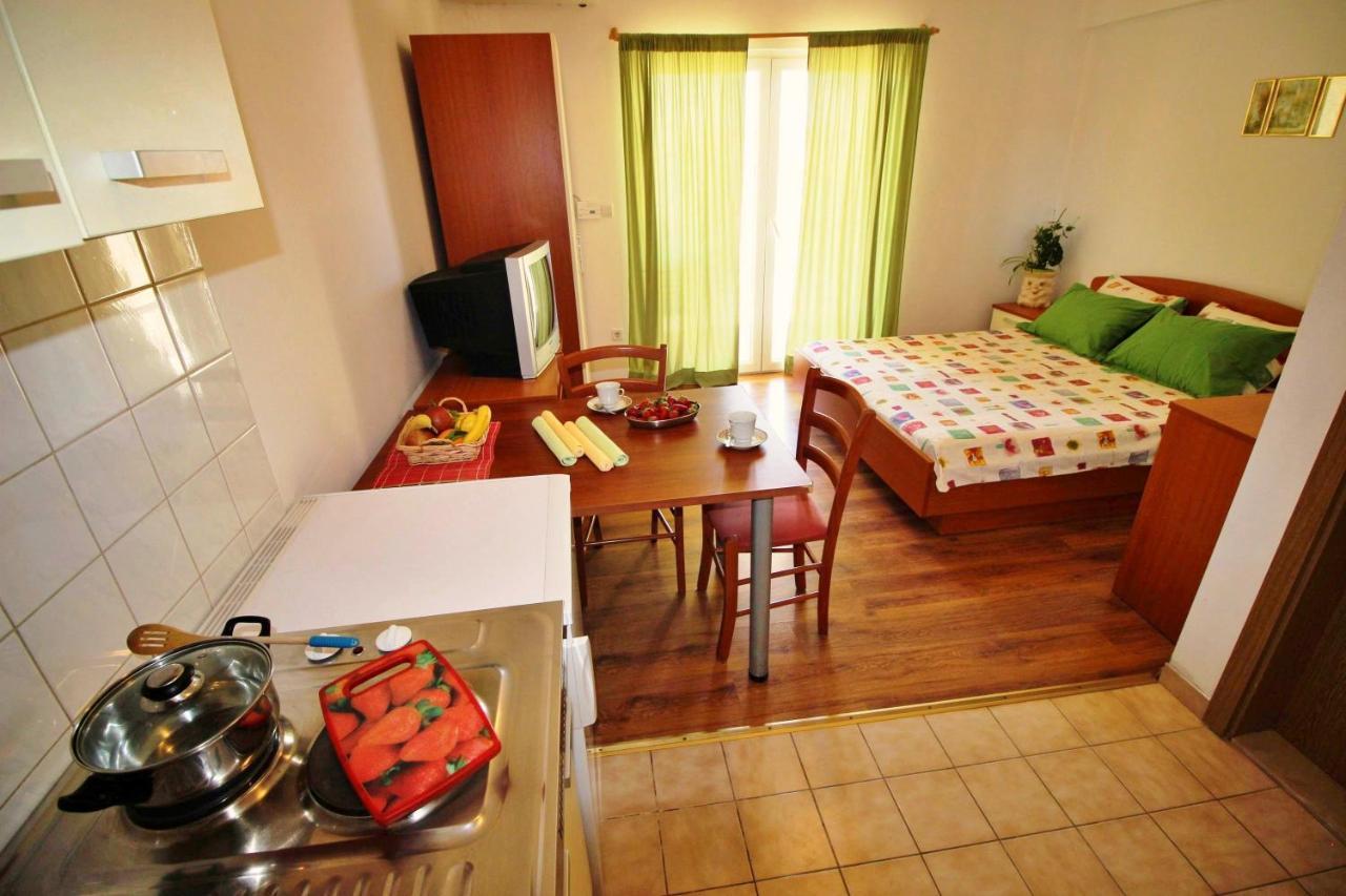 Apartments Marko Nemira オミシュ エクステリア 写真