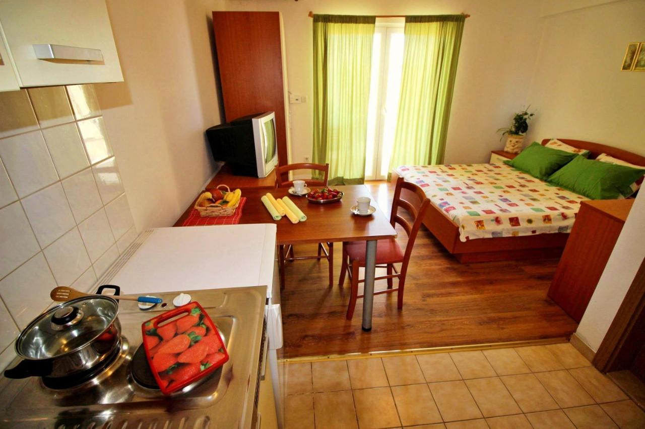 Apartments Marko Nemira オミシュ エクステリア 写真